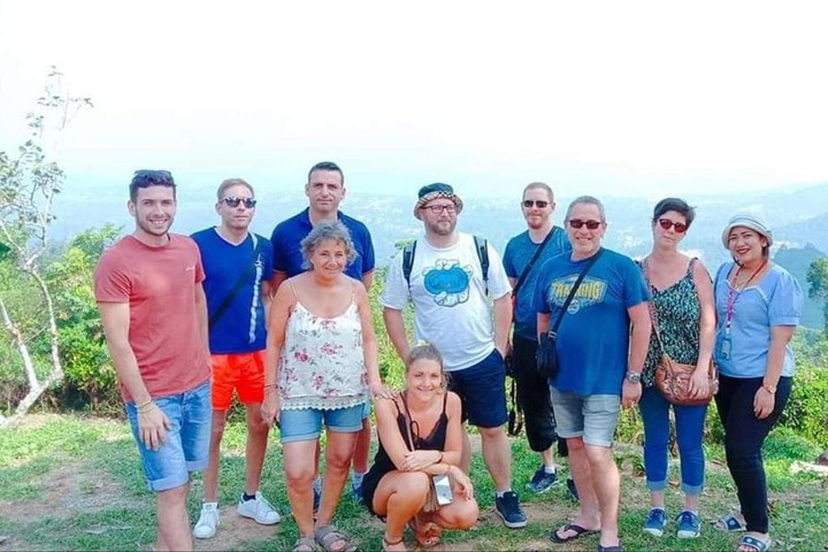 un grup de persones posant per a una foto a la muntanya