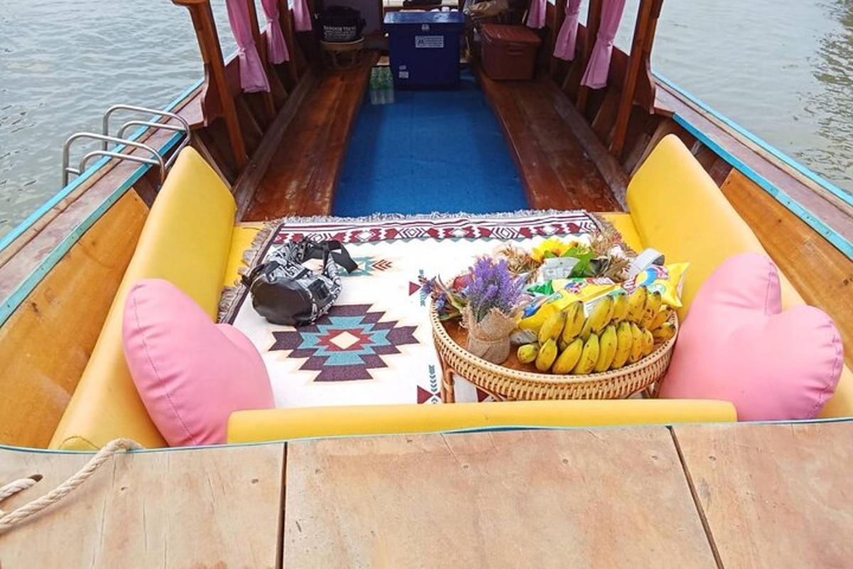 un barco con sillas y una cesta de plátanos