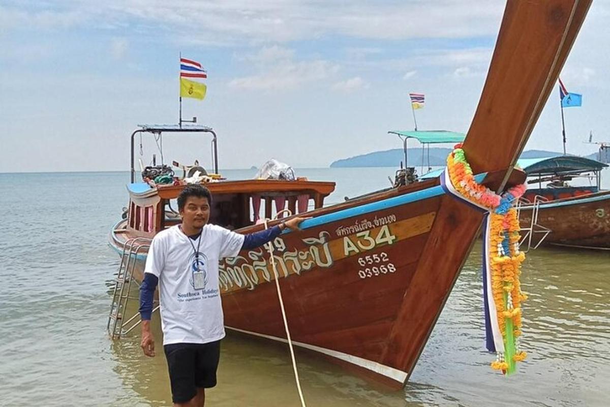un uomo in piedi nell'acqua accanto a una barca