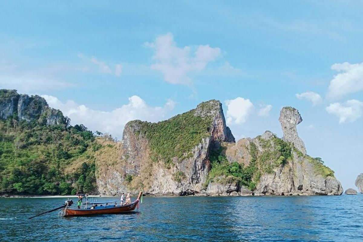 un barco en el agua frente a una montaña