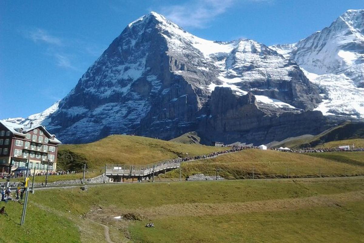 une montagne avec un train devant elle