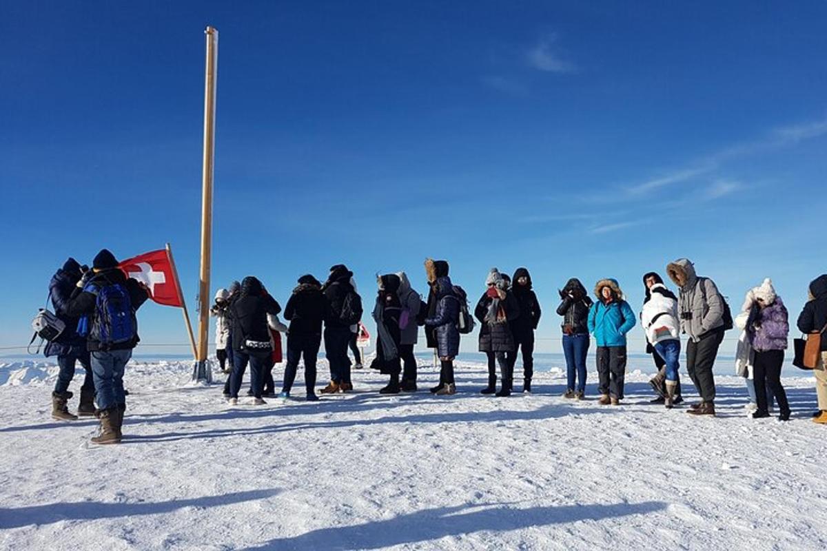 un groupe de personnes debout dans la neige