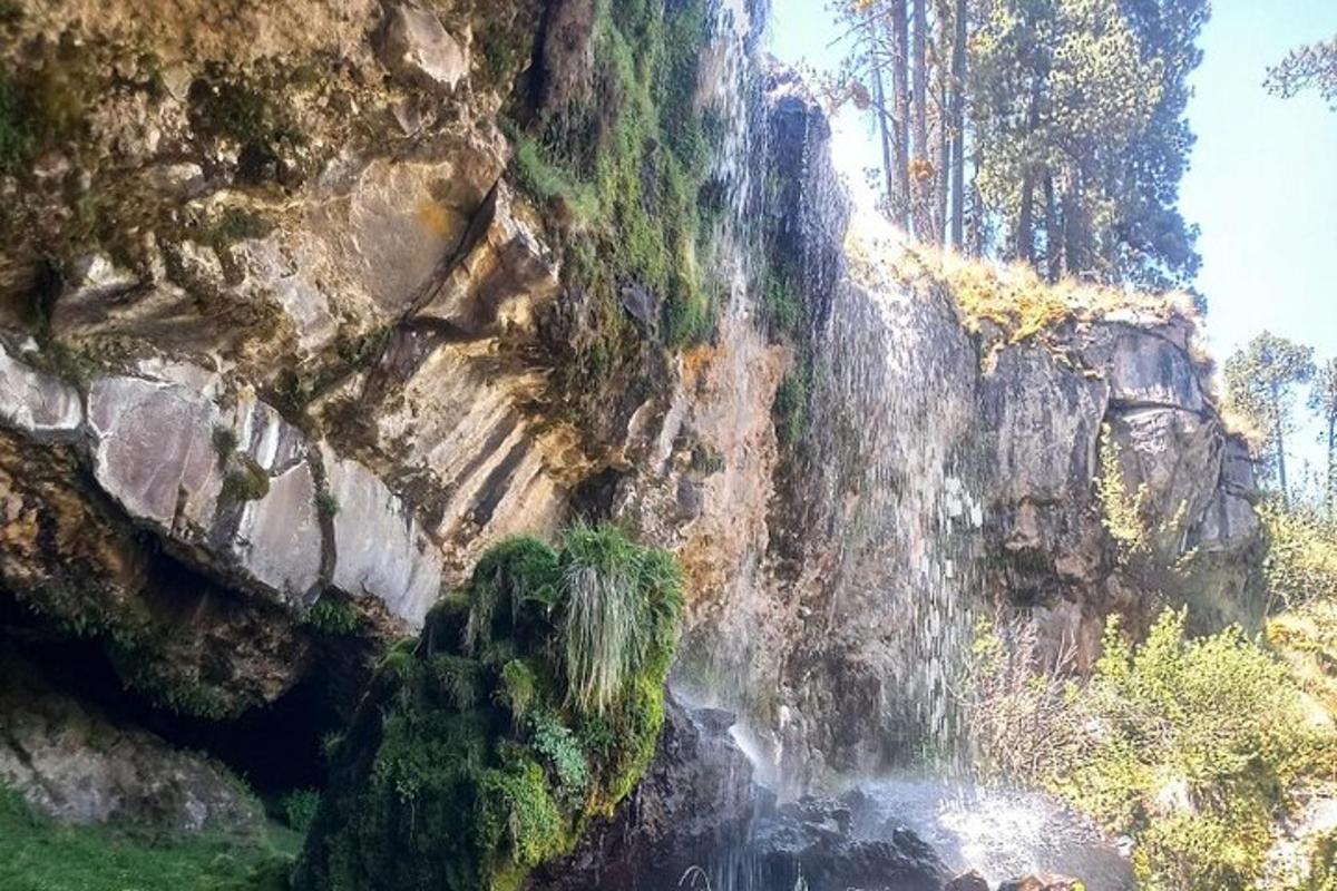 foss á hlið grýtts fjalls