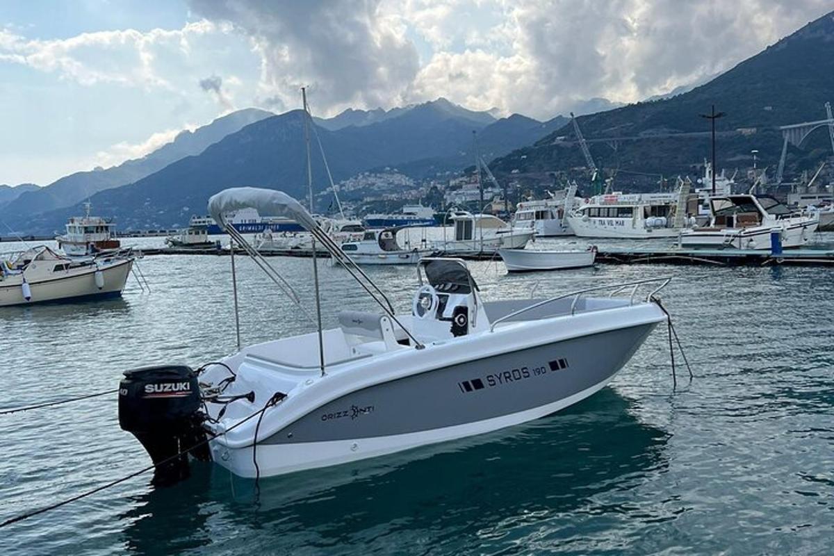 un bateau est amarré dans un port avec d'autres bateaux