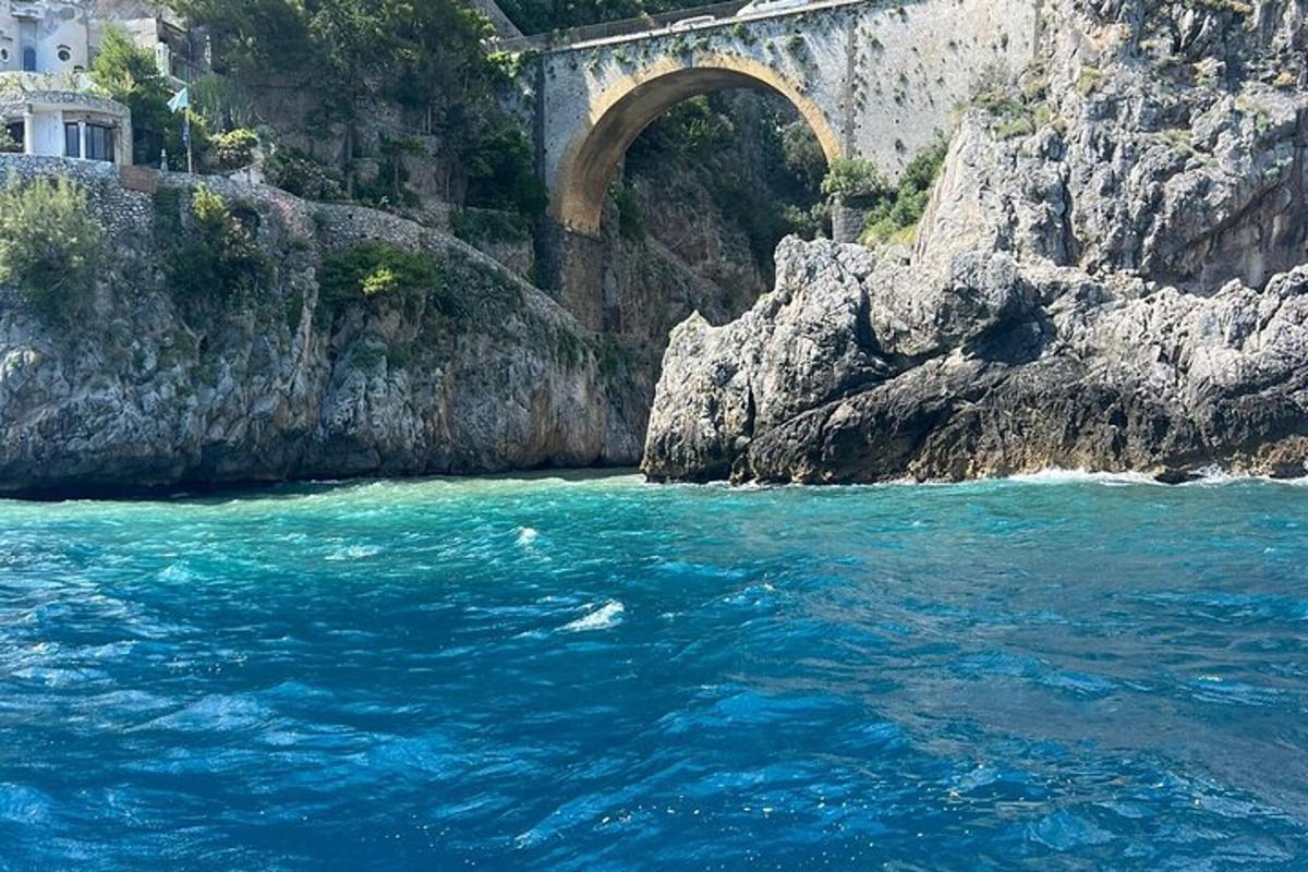 un plan d'eau avec un pont en arrière-plan