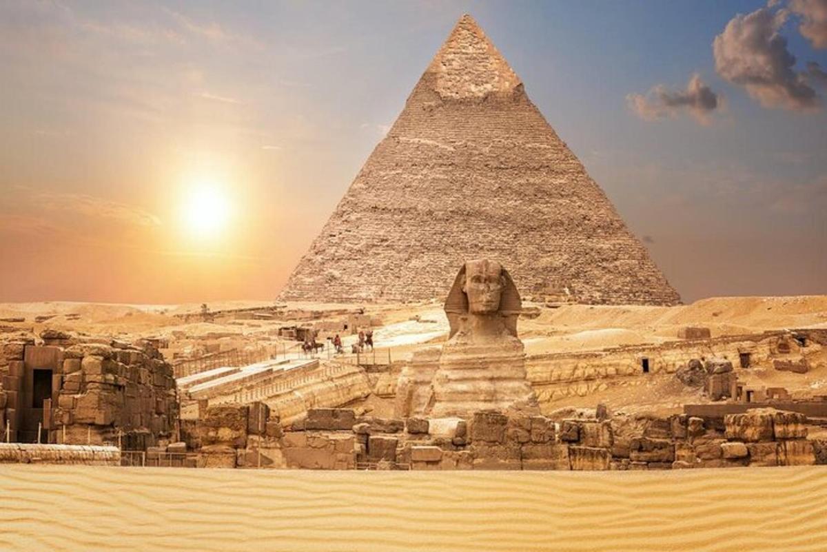 pyramida a socha před pyramidami