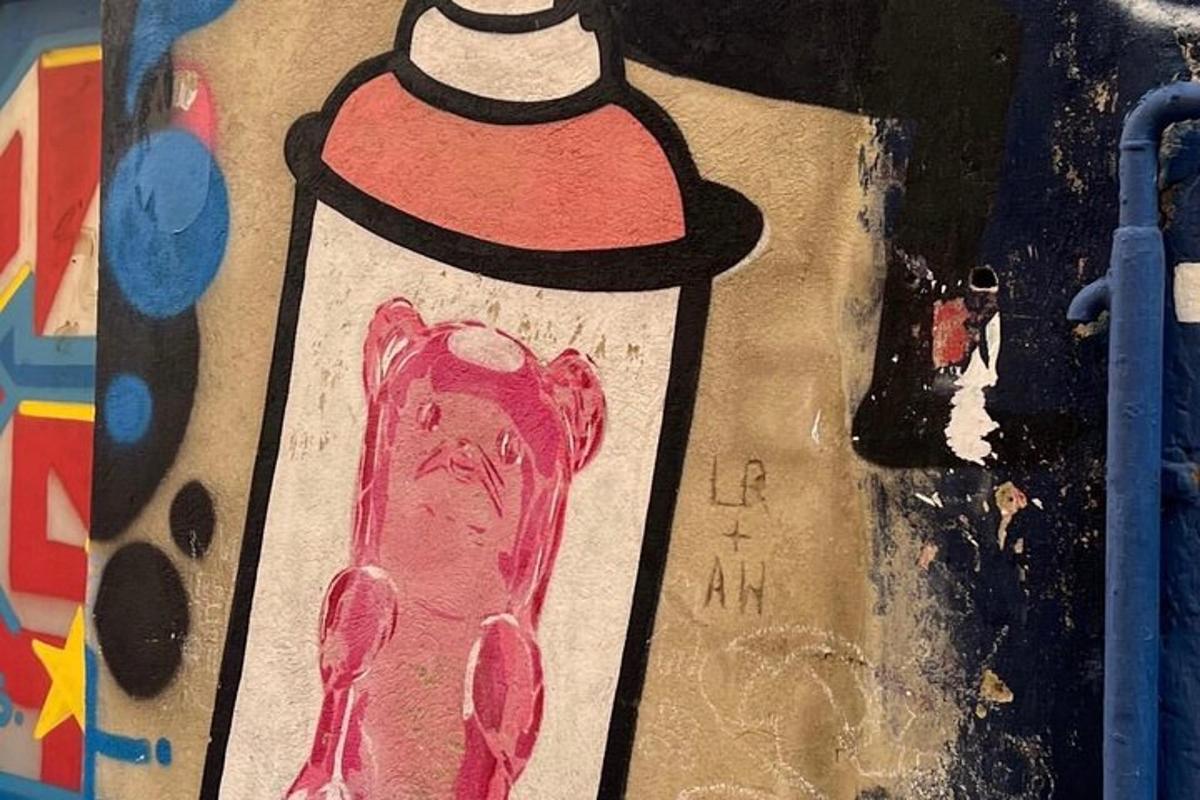 un dipinto di una donna in abito su un muro