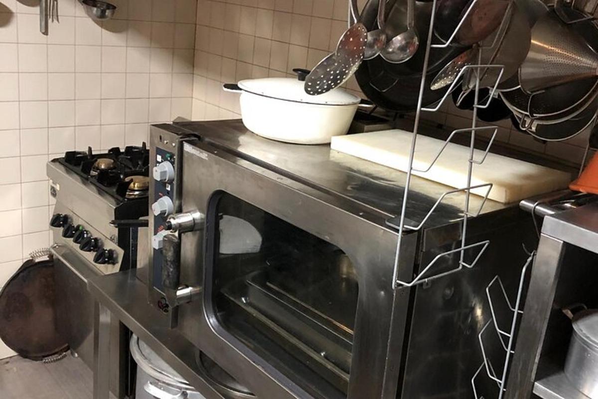 Una cocina con un horno con un recipiente encima.