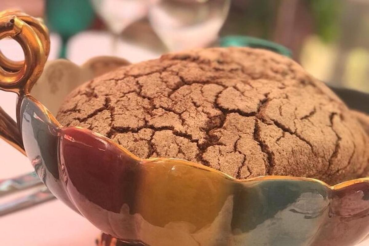 Una galleta en un bol sobre una mesa