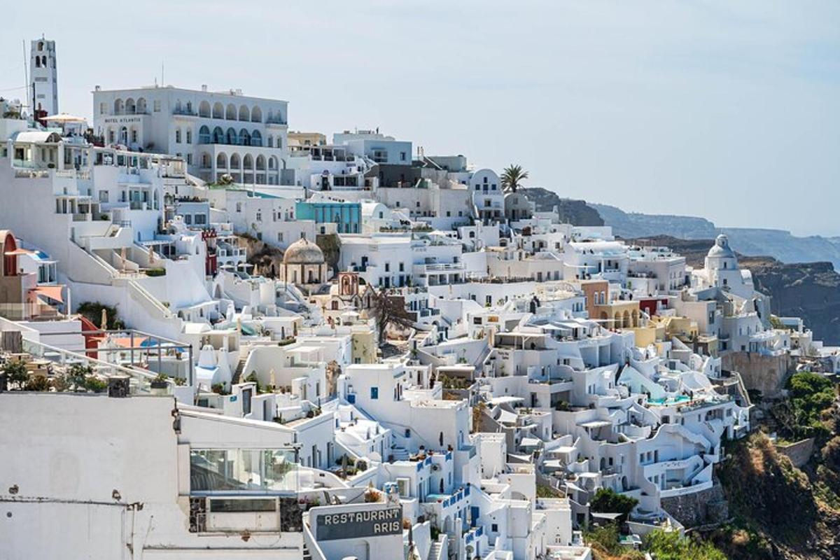 ένα σωρό λευκά κτίρια στην κορυφή ενός λόφου