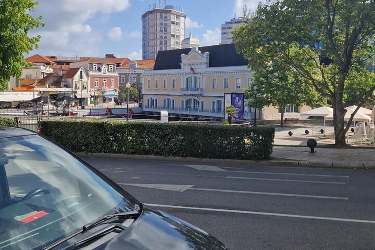 egy autó, amely egy épület melletti utca szélén parkolt
