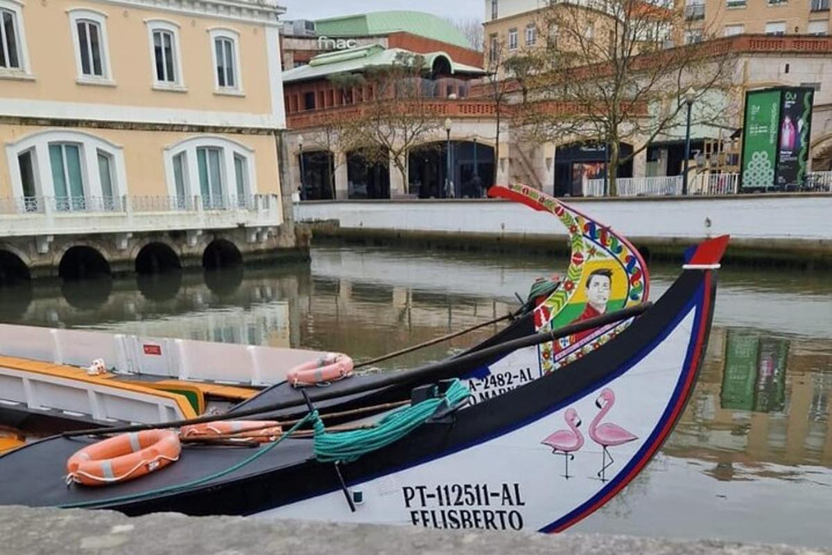 una barca è attraccata accanto a un fiume con edifici