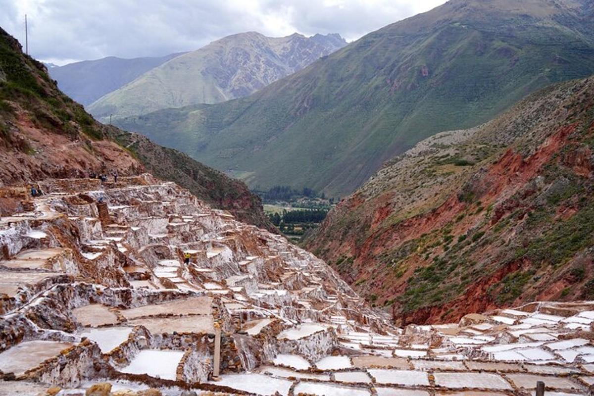 un villaggio di montagna sul fianco di una montagna