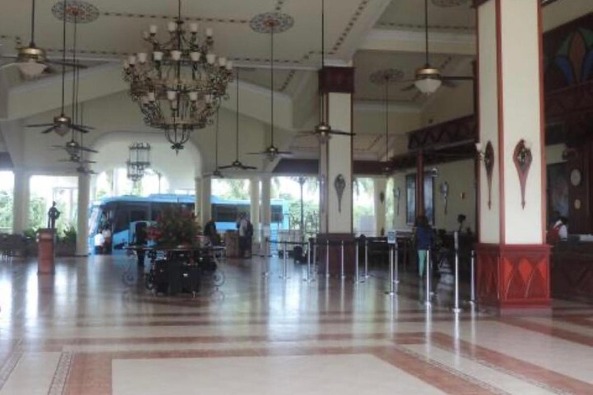 isang malaking lobby na may chandelier sa isang gusali