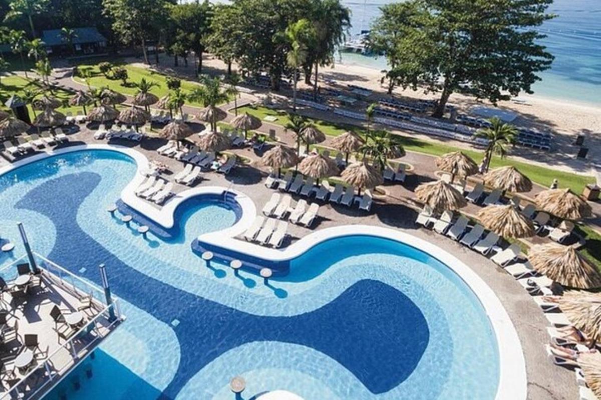 isang aerial view ng isang resort na may dalawang pool at payong