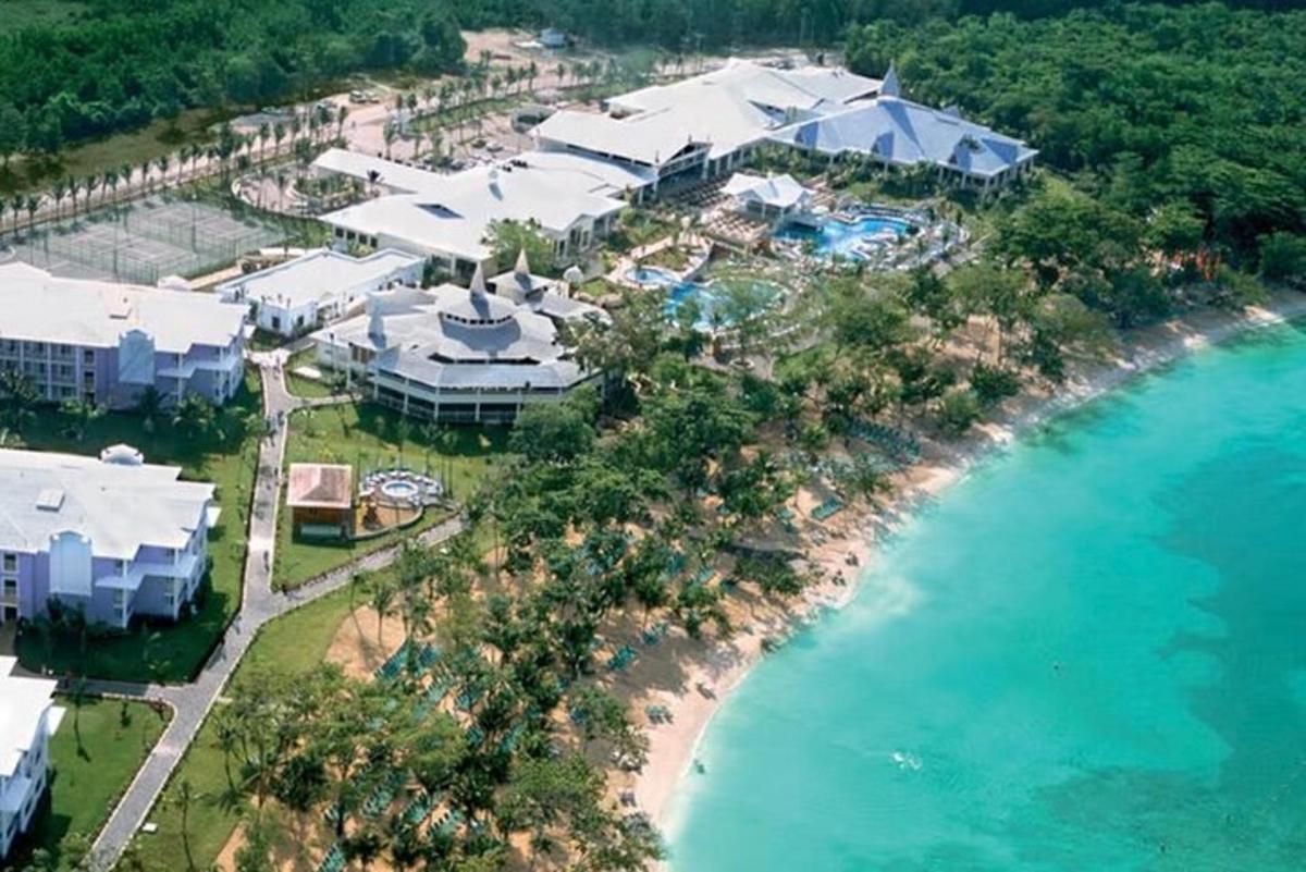 isang aerial view ng isang resort sa beach