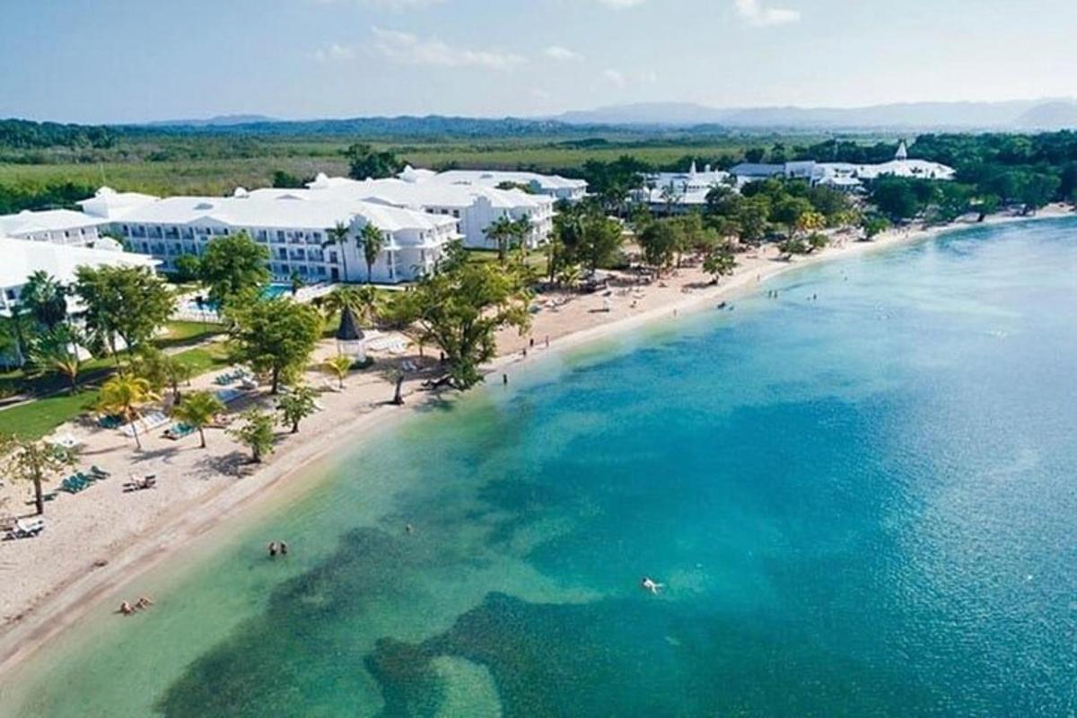 isang aerial view ng beach na may resort