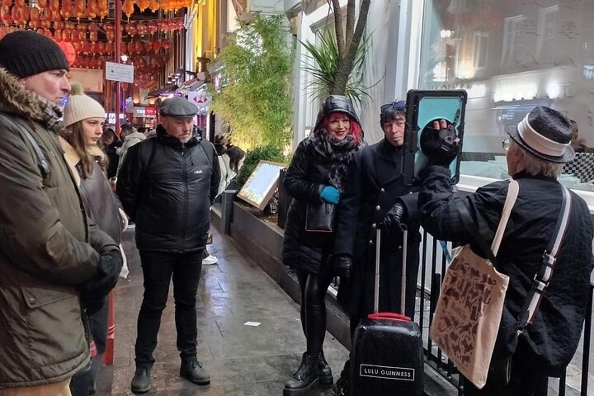 un grup de persones dempeus al carrer