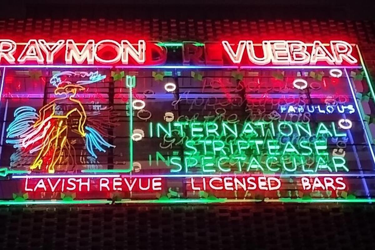 un'insegna al neon per un dispensario neonuanauana con luci al neon