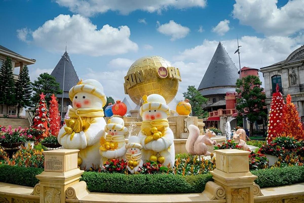 uma exibição de decorações de Natal em frente a um resort da Disney