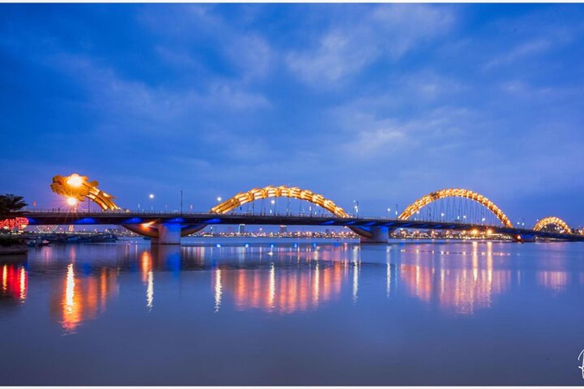 uma ponte sobre a água à noite
