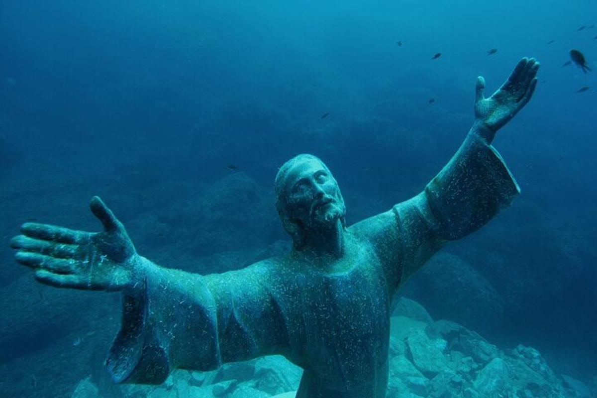 статуя чоловіка, що плаває у воді