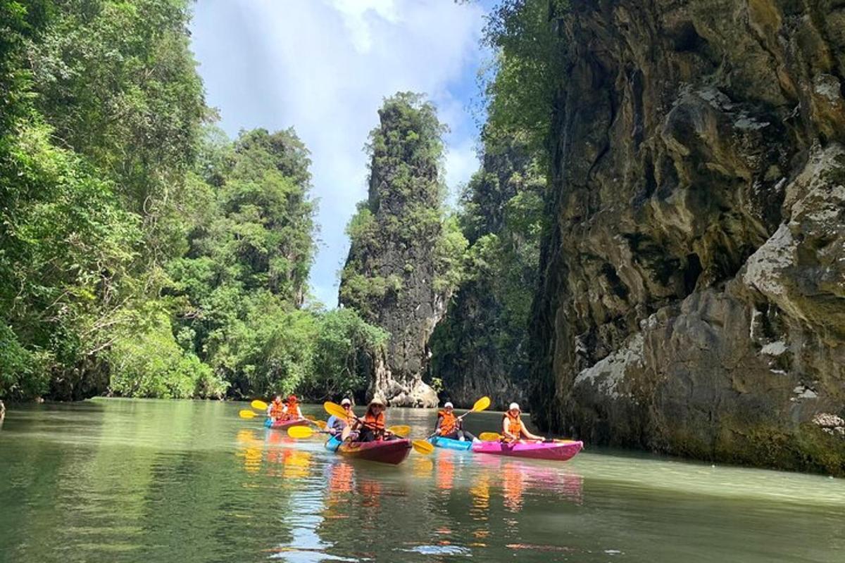 sekumpulan orang berkayak menyusuri sungai di ngarai