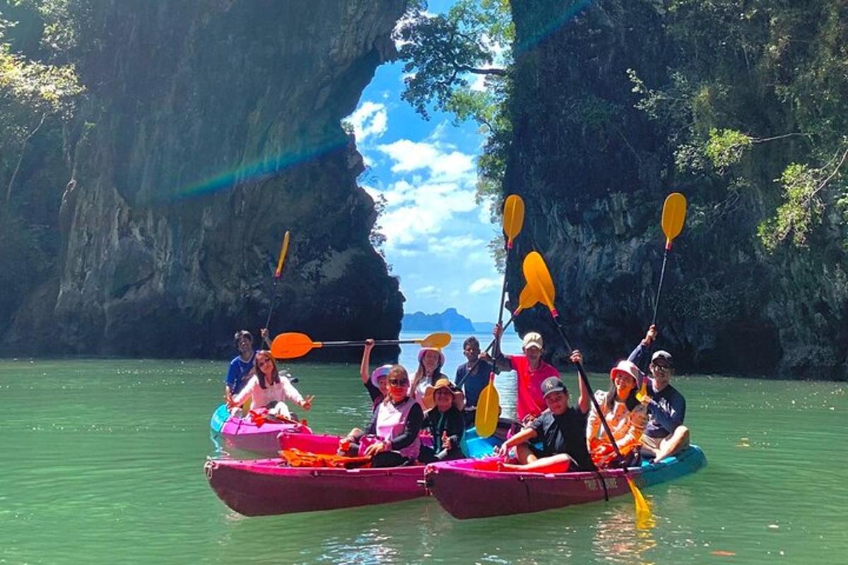 sekumpulan orang menaiki kayak di atas air