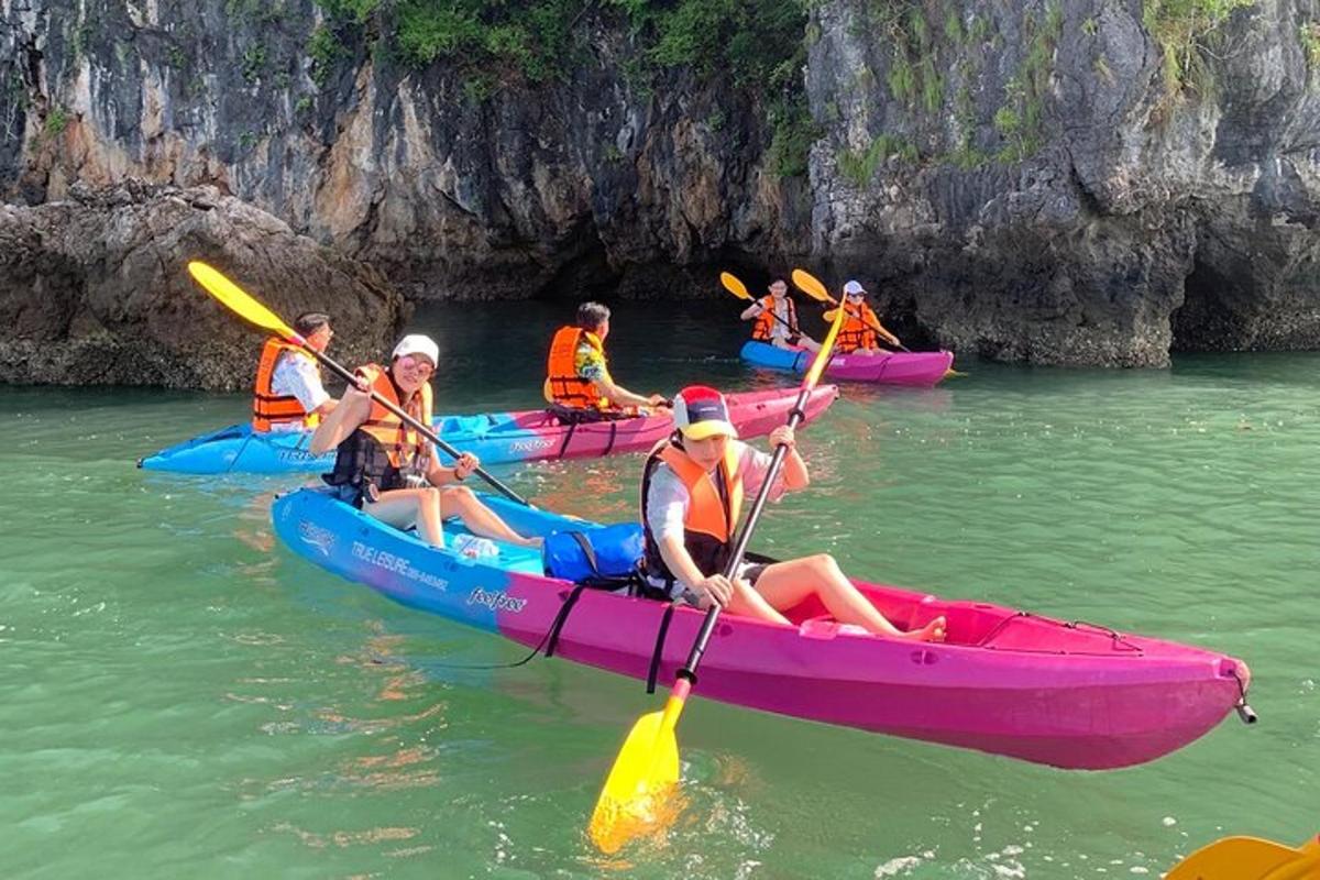sekumpulan orang dalam kayak di dalam air