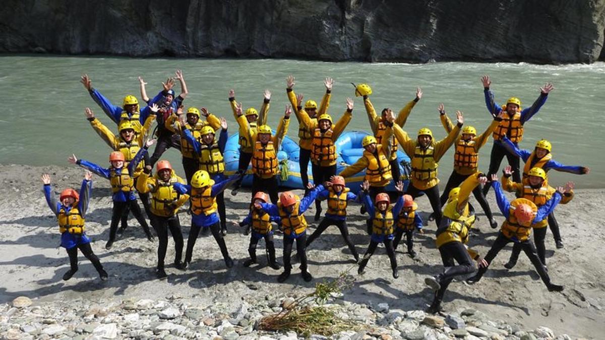 un grup de persones amb vestits grocs en una bassa a l'aigua