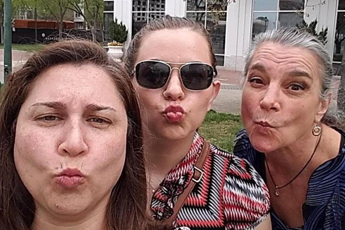 tres dones treuen el nas