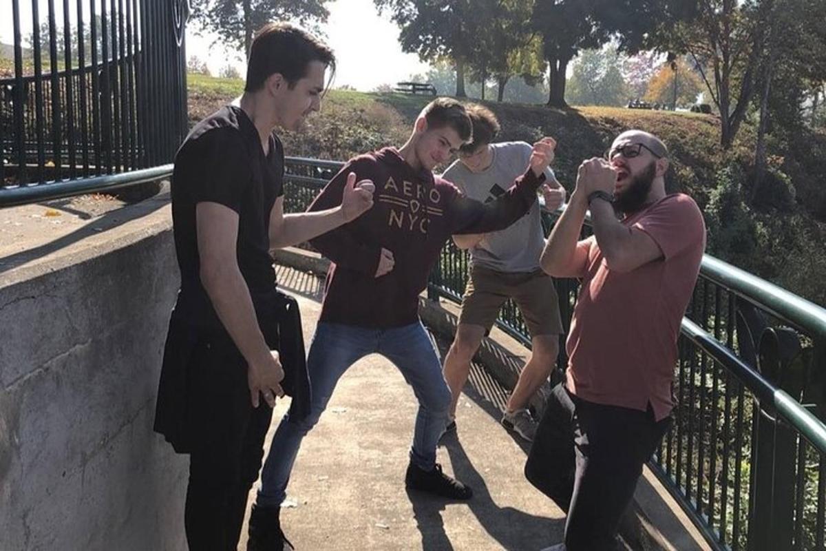 um grupo de homens em pé ao lado de uma cerca