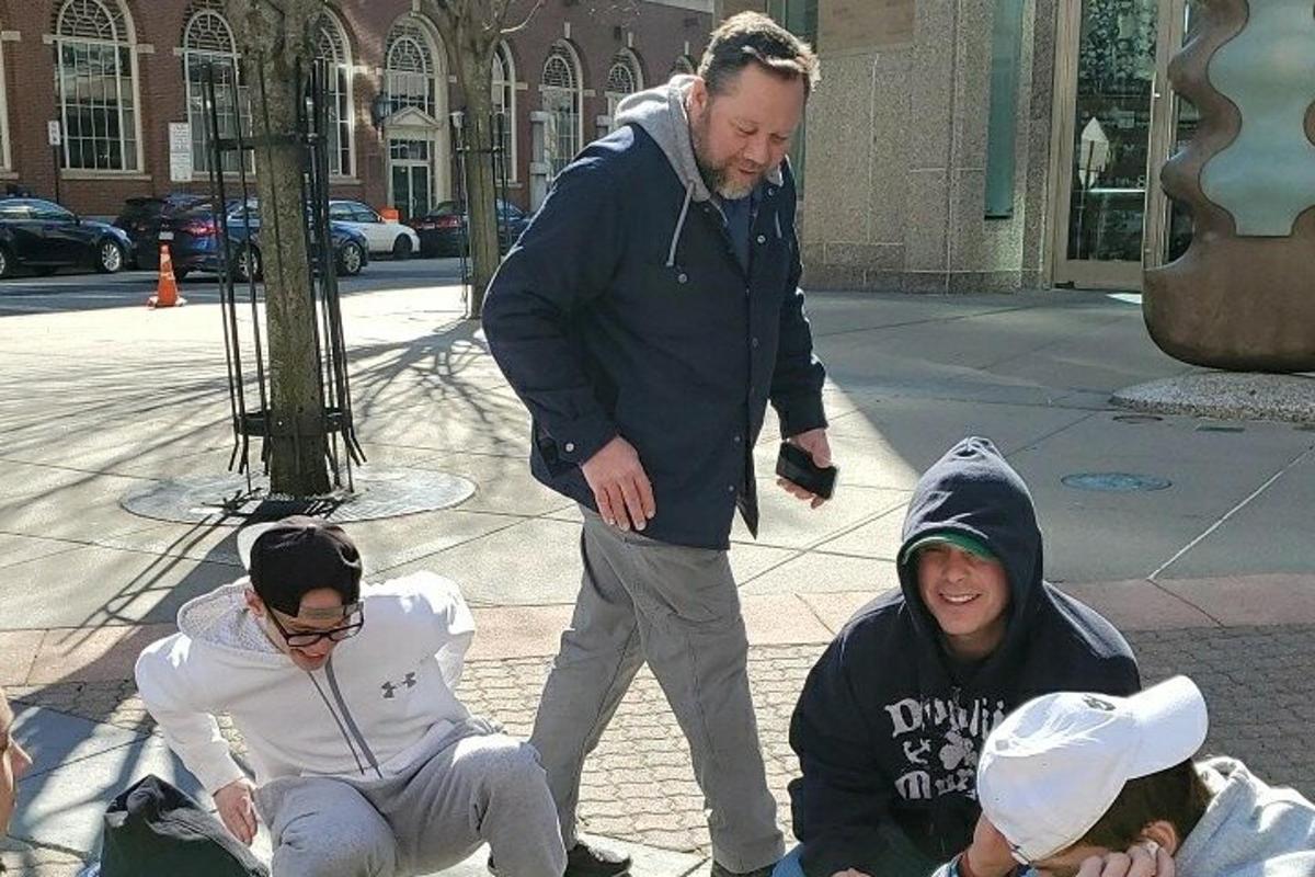 grupa ljudi koji stoje na pločniku