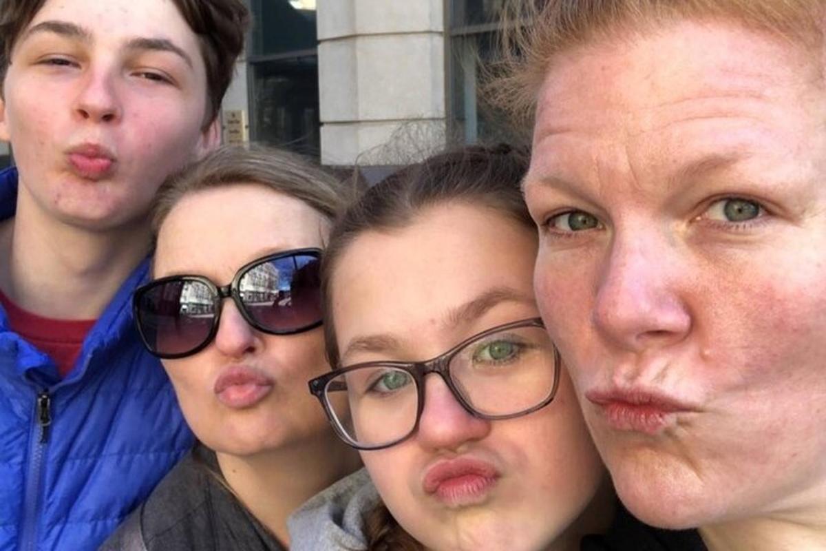 un grup de persones posant per a una foto