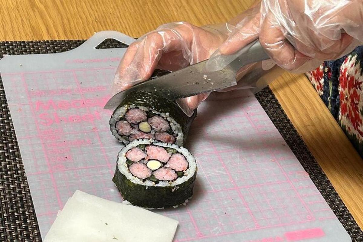 inimene lõikab noaga sushitükki