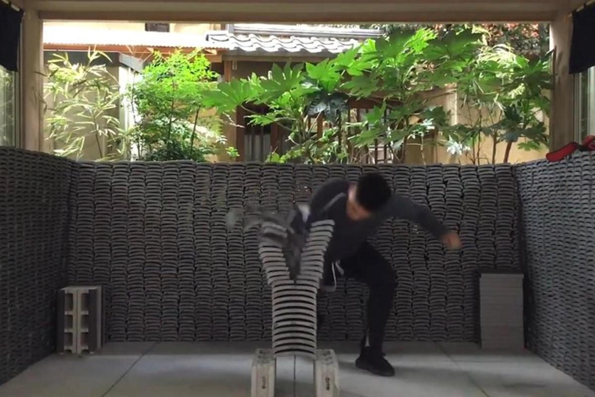 un uomo sta facendo un trucco sullo skateboard