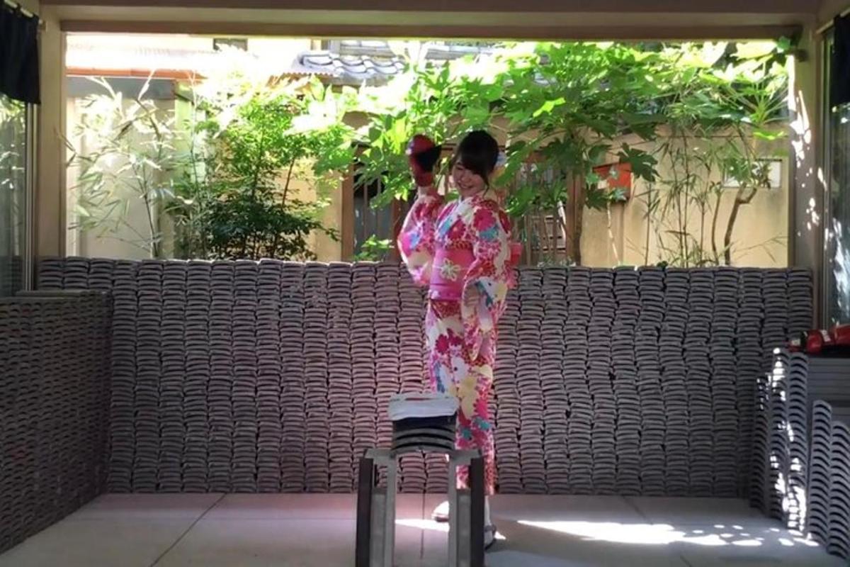 una donna in kimono in piedi su una panchina