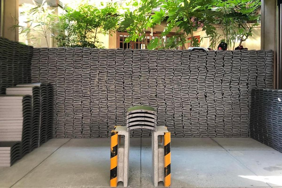 un muro di cemento davanti a un edificio
