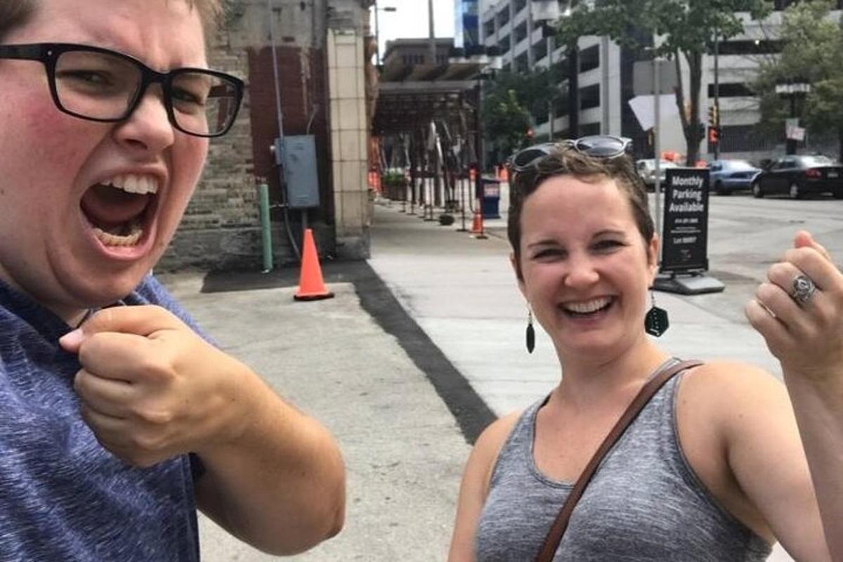 Un hombre y una mujer posando para una foto