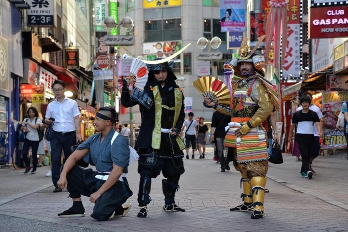 tiga orang berpakaian kostum di jalan bandar