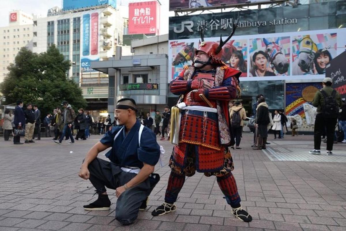 seorang lelaki berpakaian samurai berdiri di atas jalan