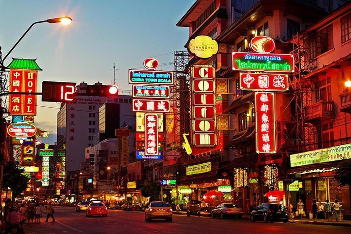 uma rua movimentada da cidade com muitos letreiros de neon