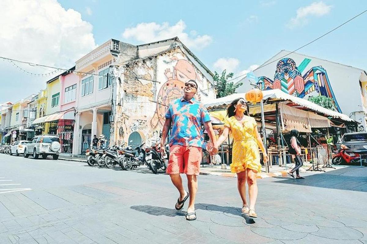 seorang lelaki dan seorang wanita berjalan di jalan