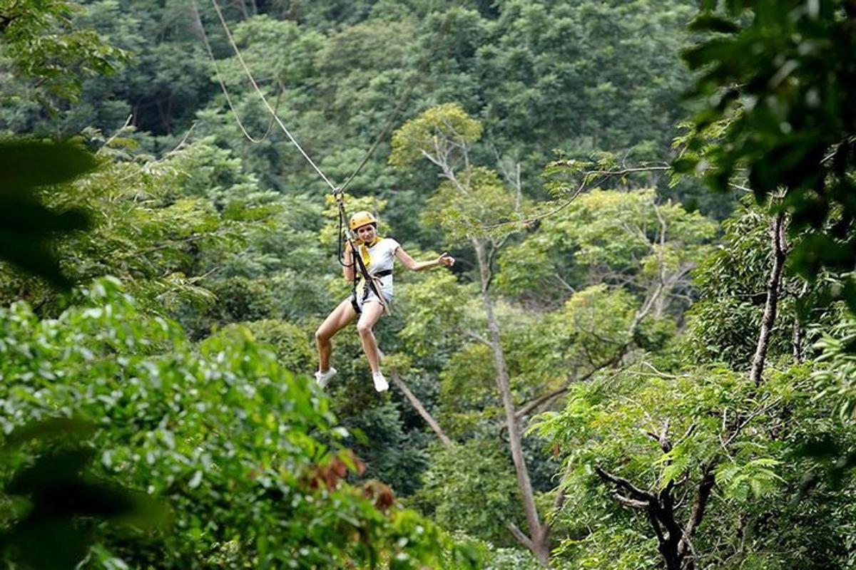 žena na zipline v lese