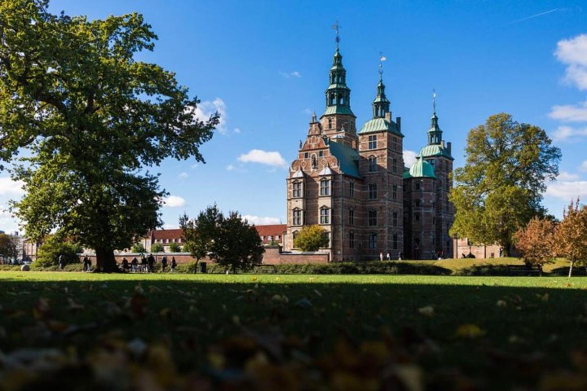 en gammel bygning med to tårn på toppen av en park