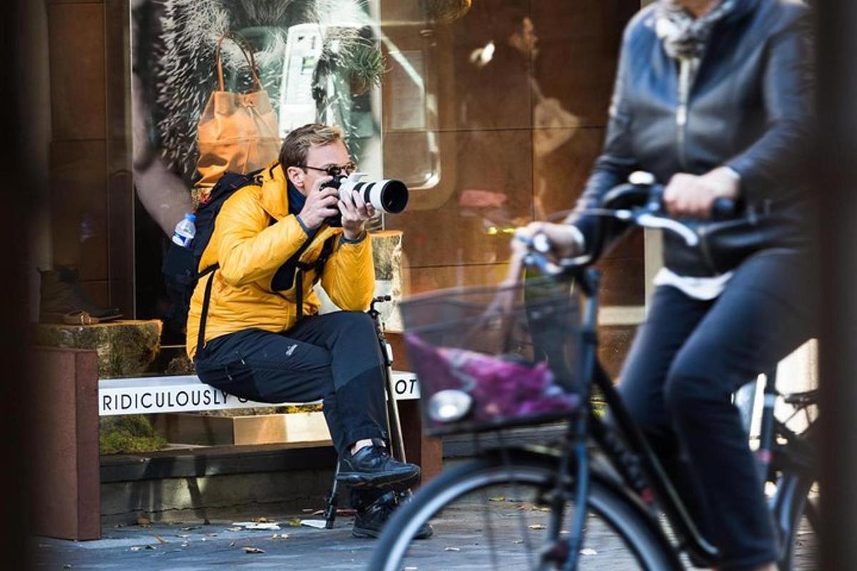 en mann som tar et bilde av en kvinne på en sykkel