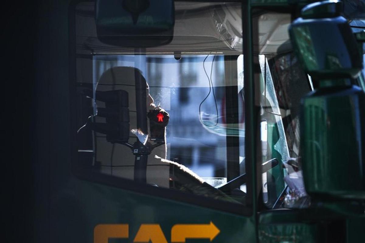 et frontvindu på en buss med rødt lys