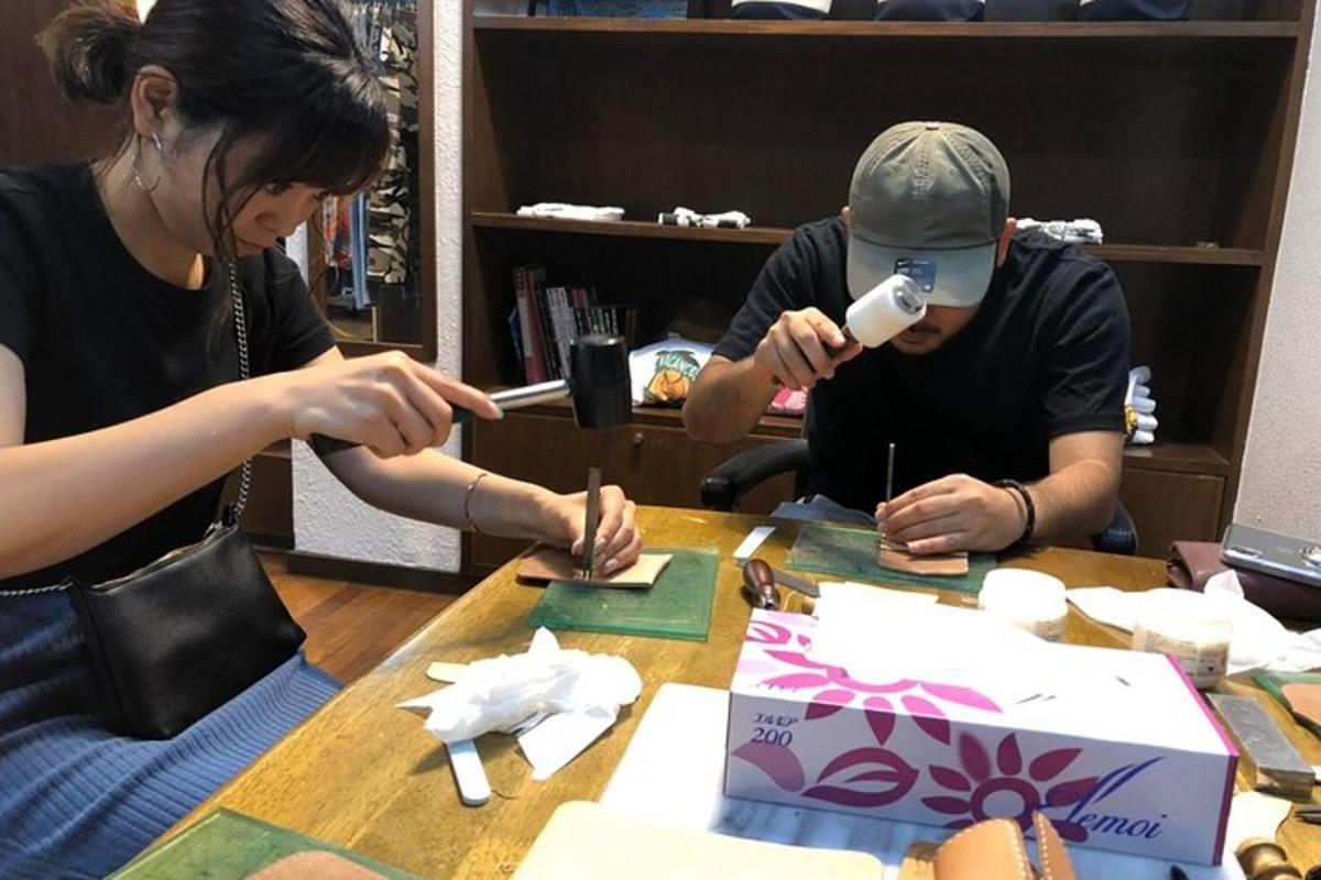 两个人坐在桌边制作包装纸