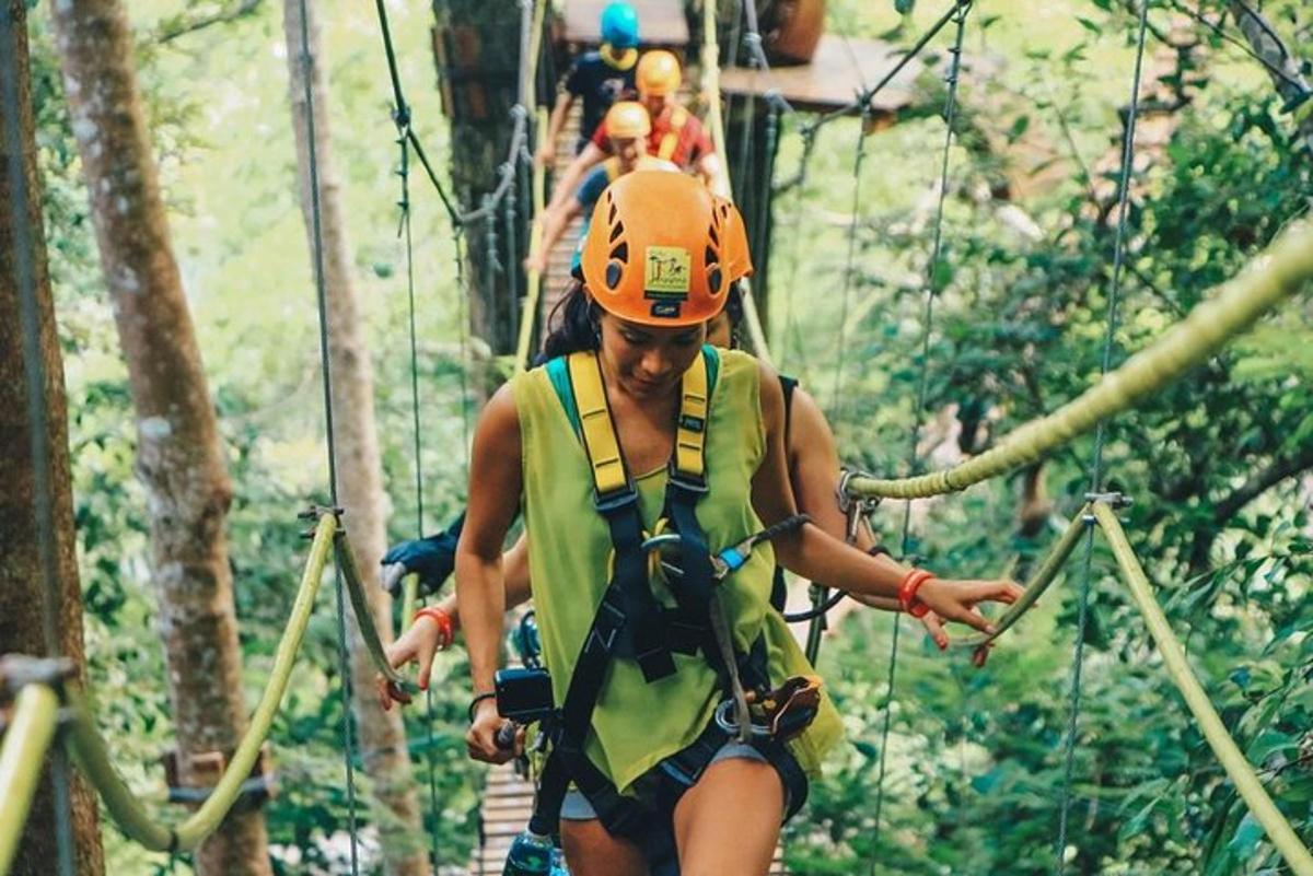 una donna su una teleferica nella giungla