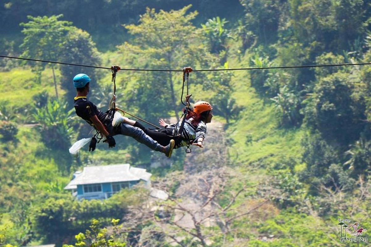 due persone stanno viaggiando su una teleferica